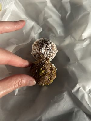 Ball al cocco e ball al pistacchio   at Senza Pensieri in Rome