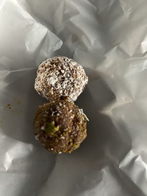Ball al cocco e ball al pistacchio   at Senza Pensieri in Rome