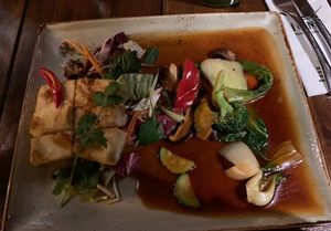 Super leckeres veganes essen in sehr gemütlichem Restaurant. Ich hatte zur Vorspeise ein Tofusteak und als Hauptgang den Fire Wok mit Tofu und Reis 🍚   at Good Rice zum Elefanten in Konstanz