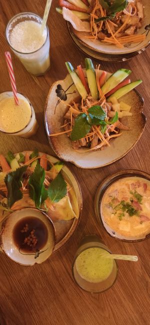 Bánh xèo (Pancake mit Gemüse), Papayasalat mit Tofu, Kokossuppe at Quan Xanh in Leipzig
