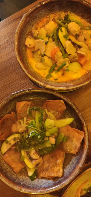 Wantan-Suppe und Phở Curry at Quan Xanh in Leipzig