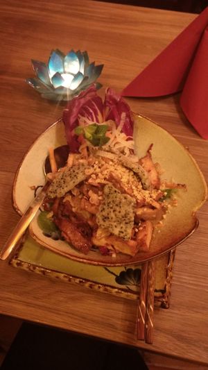 Papaya salad with Seitan and black sesame crackers at Quan Xanh in Leipzig