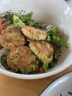 Falafel con ensalada at Puerto&Co in Puerto Viejo De Talamanca