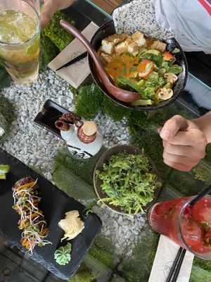 Sushi, Seetangsalat und eine große Bowl  at Secret Garden in Berlin
