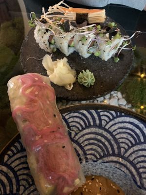 Im Vordergrund „Sommer Rolle“ mi Erdnusssoße  at Secret Garden in Berlin