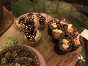 Goldem Foo Dog (Tempura Rolle, Weißem Sushi Reis, Aubergiene, Tofu, Rettich, Unagi Soße) -> 5,30€ (4 St.)
Hebi Bites (Black Rice, Avocado, zarte Lax-Sojastreifen) -> 5,40€ (6 at Secret Garden in Berlin