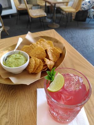 Thé glacé Lime & menta, guacamole & nachos maison at Vivi Bistrot - Navona in Rome