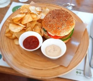 Vegan burger and homemade chips 🍟 at Vivi Bistrot - Navona in Rome