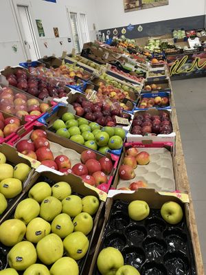 Large selection of apple varieties   at Il Mercatone della Frutta in Collesano