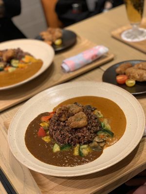 Dual curry at nu dish Deli & Cafe in Tokyo