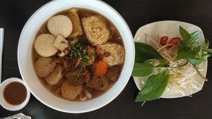 Phõ with all the trimmings at King's Vegetarian in Bella Vista