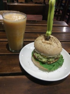 Garbanzo burger and mixed fruit drink at Black Sheep in Mancora