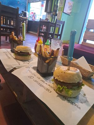 Hamburguesas de garbanzo at Black Sheep in Mancora