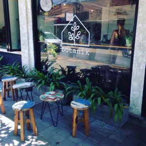 Nice air conditioned shop at Botanik in Kerobokan Kelod