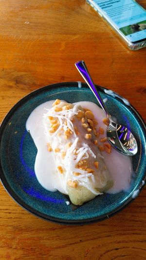 Gedämpfte Banane in Klebreis mit Kokossauce und gerösteten Erdnüssen at An Vegan House  in Hamburg