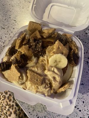 DIY roll  at Cinnaholic in Seattle