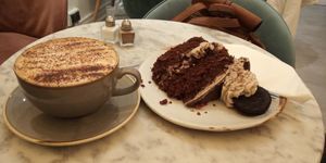 Capuchino y tarta de chocolate at Vertigo - Cross St in Manchester