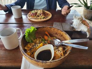 Bowl und Tacco super lecker 😋 at Benny's On The Beach in Koh Lipe