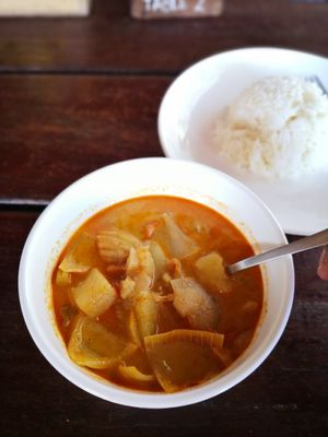 Not a looker but it tasted great. 
I cleaned up the bowl!

Massaman curry with boiled potatoes, carrots and other vegetables that were tender to the bite.  I usually don't like oni at Benny's On The Beach in Koh Lipe