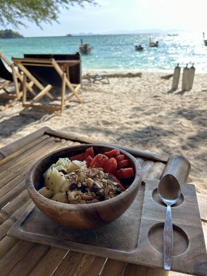 Vegan smoothiebowl  at Benny's On The Beach in Koh Lipe