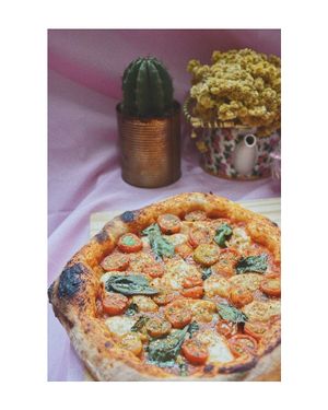 cherry tomato pizza at Aluado's in Pelotas