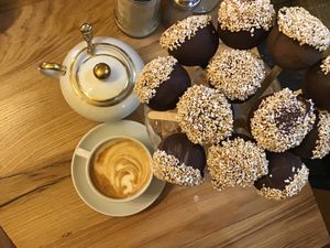Best Coffee Roastet by „flying Roadsters“  and chewy vegan Brownie cakepops with Amaranth. at KoBaMugasmus in Eberswalde