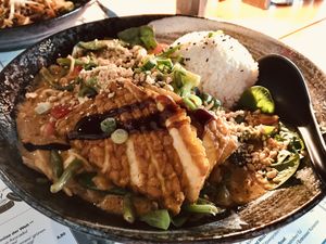 …mit einer extra Portion Gemüse 🥦 und Tempeh 💚  at MoschMosch in Wiesbaden