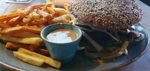 Burger mit normalen und Süßkartoffelnpommes, inkl. Erdnussdip at Mokel Bar in Muenster