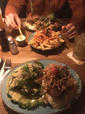 Ofenkartoffel mit steaky medaillons und süßkartoffel und normale Pommes  at Mokel Bar in Muenster