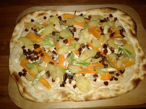 Flammkuchen mit Kräuterseitlingen und Tempeh at Mokel Bar in Muenster