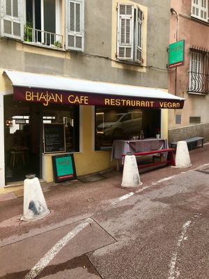 Has front and rear store fronts  at Bhajan Cafe in Nice