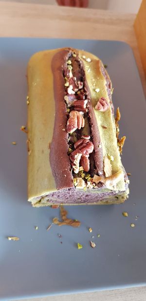 Beaucoup de recette renouvelée .. il y a toujours des suprises. Ici un gateau au maka, myrtille, et au noix de pecan. Et nous pouvons prendre a emporté 😍 le salé comme le suc at Bhajan Cafe in Nice