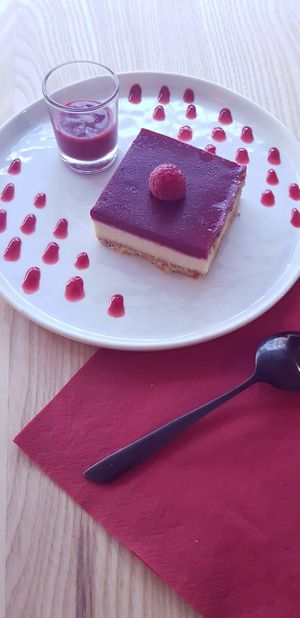 Les deserts sont incroyablement bon! BRAVO. On sent aussi toutes la qualité des produits et la conscience mise pour réaliser ces recettes originales. cheeses cakes et tartes au t at Bhajan Cafe in Nice