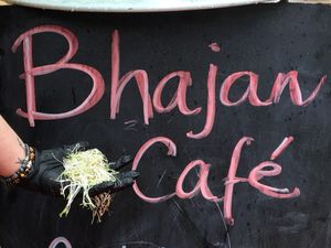 Graines germées au Bhajan Cafe issues de notre propre germoir at Bhajan Cafe in Nice