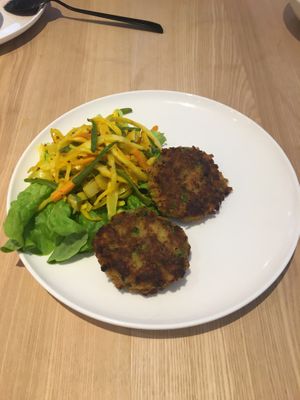 Falafel et achard de légumes at Bhajan Cafe in Nice