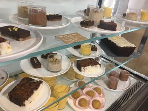 Une vitrine de desserts at Bhajan Cafe in Nice