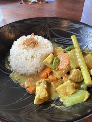 The Veggie Curry 🍛 sooooooo good ! One of the tastiest I had so far. Very similar to the one we cocked during a cooking class in Ubud 🤤  at Clasico in Lembongan