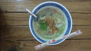 a Sunday pho.....(bowl of noodles) at Kaun Im Yok in Vientiane