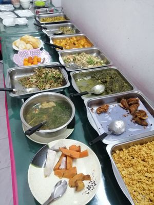 The buffet offerings about noontime at Kaun Im Yok in Vientiane