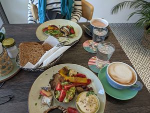 Oben Brot mit Hummus und gegrilltem Gemüse unten Frühstücksplatte at Omas Backstube in Vienna