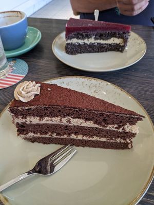 Mohntorte und Cappuccinotorte at Omas Backstube in Vienna