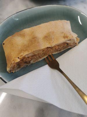 Applestrudle at Omas Backstube in Vienna