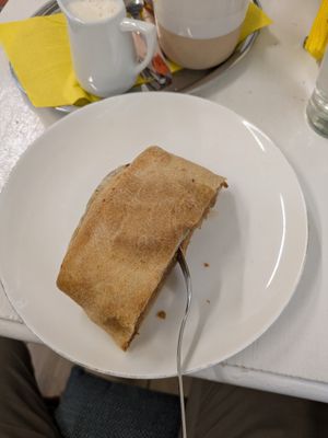 Apfel Strudel without cream: 3/5 at Omas Backstube in Vienna