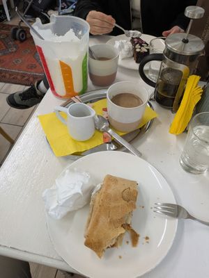 Apfel Strudel with cream: 4/5 at Omas Backstube in Vienna