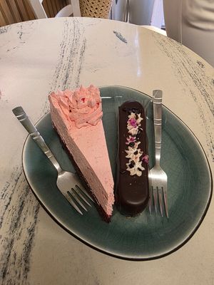 Erdbeer-Schoko Torte & Maracuja Stangl at Omas Backstube in Vienna