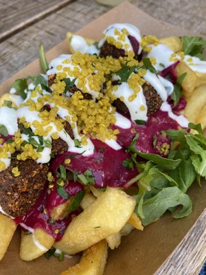 Vegane Pommes mit rotem Hummus at Frittenwerk - Ehrenstraße in Cologne