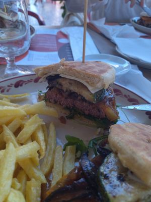 Hamburguesa vegana por dentro (11.50€) at Santa Francesinha in Porto