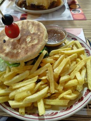 Hamburger vegan Beyond meat em bolo do caco at Santa Francesinha in Porto