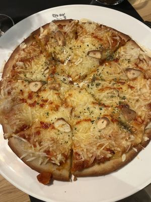 Pizza arrabiata (con queso vegano)  at Madre Tierra in Toledo