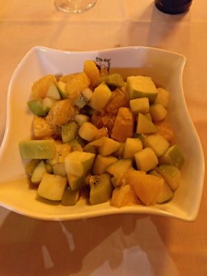 Caramel flamed fruits salad / ensalada de frutas flameada al caramelo at Madre Tierra in Toledo